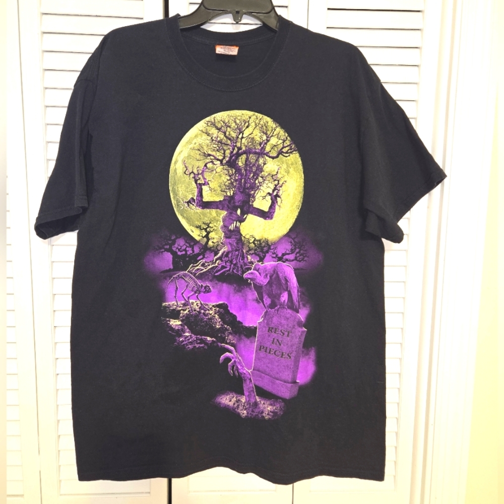 HAPPY HALLOWEEN Men's XL Rest in Pieces Graphic T-shirt